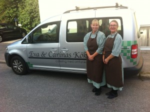 Carina (vänster) & Eva (höger) framför bilen